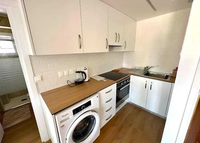 Апартаменты Sea View - 2 Min Walk To The & 200 Mbit Highspeed Internet Ларнака